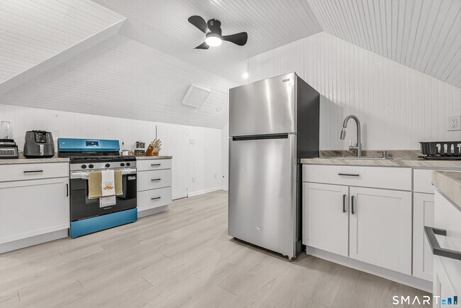 Building Photo - 277 Maplewood Ave