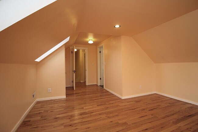 Building Photo - Delightful Remodeled Alberta Arts 3 Bed/2 Bath Bungalow