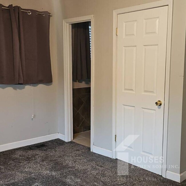 Building Photo - 423 Rollingwood Dr