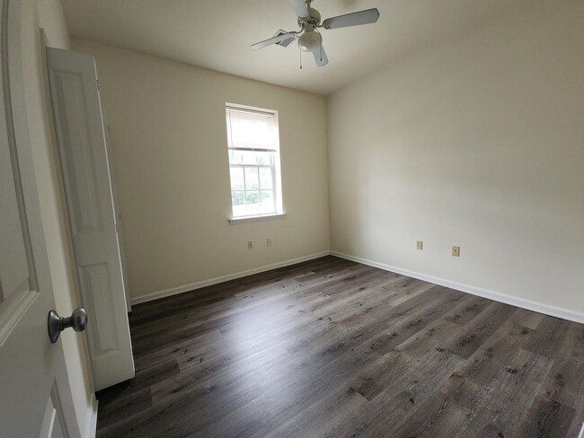 Building Photo - Historic Bethlehem - 2 Bedroom Apartment