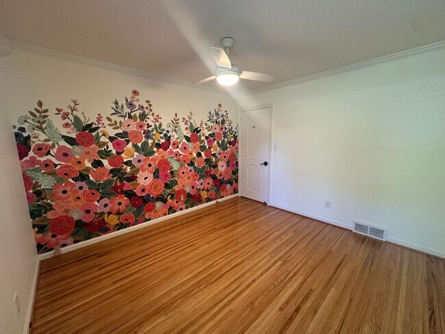 Building Photo - Charming Walk-Out Ranch in Sought-After Ba...