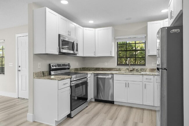 Building Photo - "Chic & Cozy 2-Bed Retreat with Granite Touches in Palm Coast!"