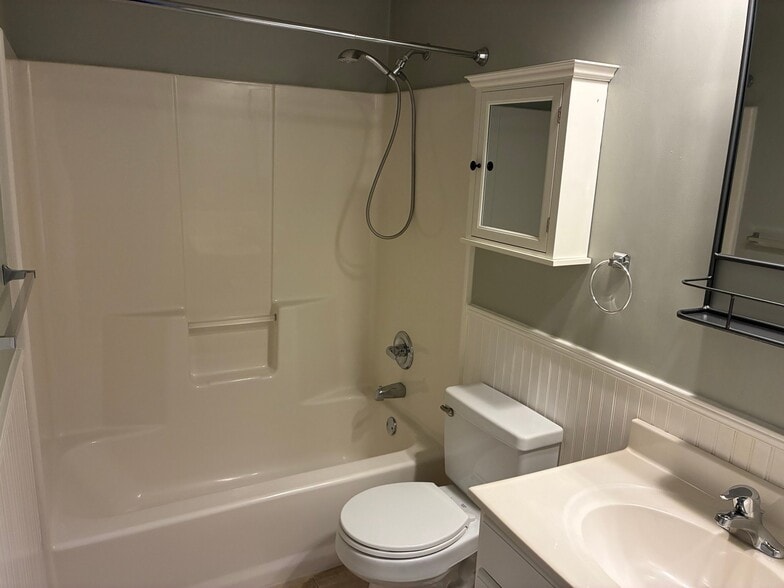 Building Photo - 2 Guilford Green Ct