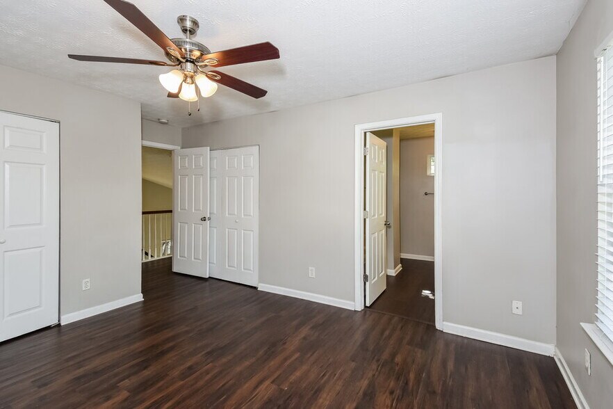 Building Photo - 1204 W Oaks Way