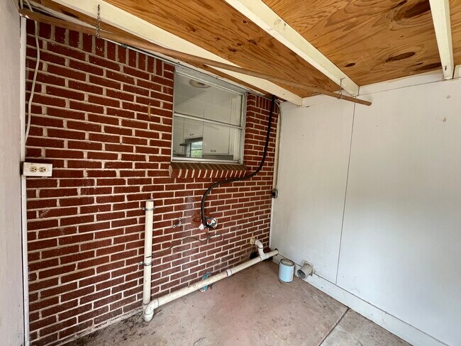 Laundry Hookups - 1208 Tulane Ave