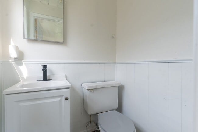 Building Photo - Cute 5 Bedroom House!