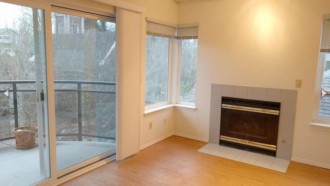 Building Photo - 2 Bedroom, 2 Bath i920sq ft with Private P...