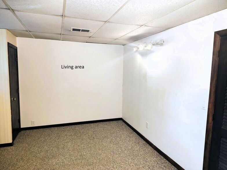 Building Photo - 124 Mammoth Rd