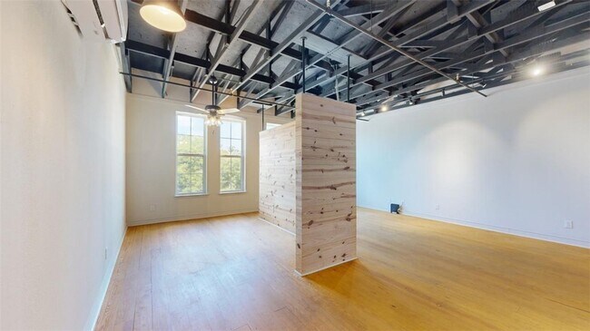 Building Photo - 305 W 27th St