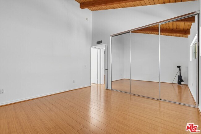 Building Photo - 18350 Hatteras St