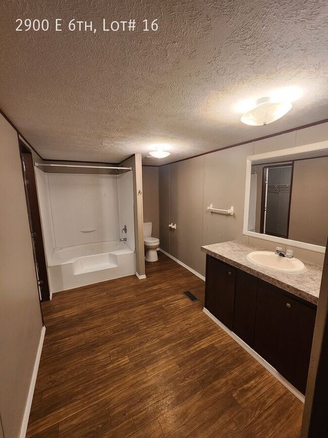 Building Photo - 2900 E 6th Ave