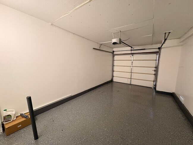 Building Photo - 3 Bed, 2.5 Bath in Ontario!
