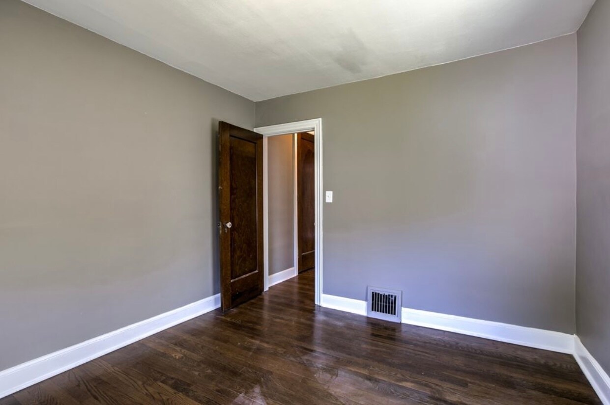 Building Photo - 706 E 71st Ter