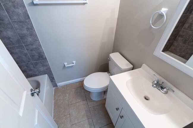 Building Photo - WEST SIDE 3 BEDROOM/ 1.5 BATH HOME AVAILABLE NOW!