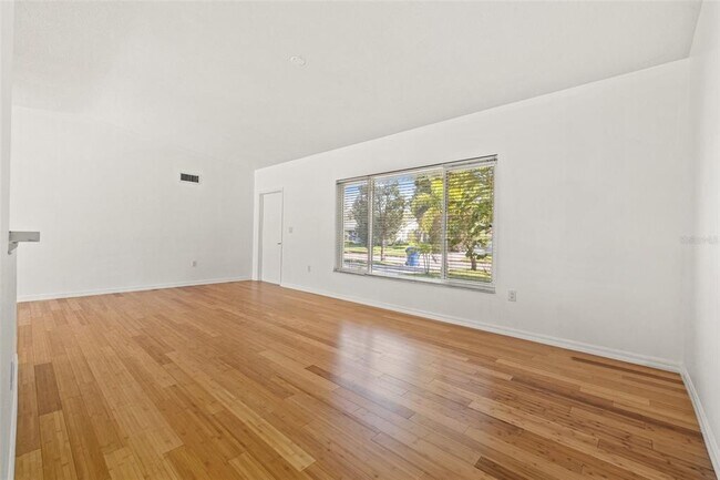 Building Photo - 1084 39th Ave NE
