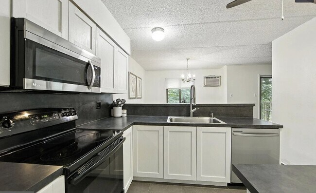 Building Photo - 200 Winding Way