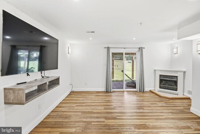 Building Photo - 3052 Benefit Ct