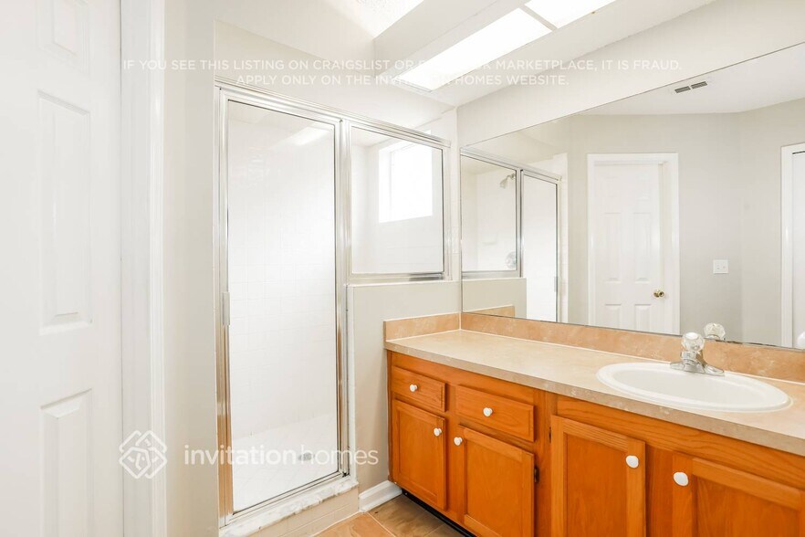 Building Photo - 5666 Plum Hollow Dr W