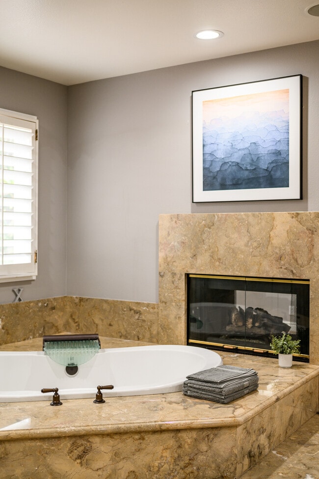 Building Photo - Elegant 5BR Furnished Estate with Pool & G...