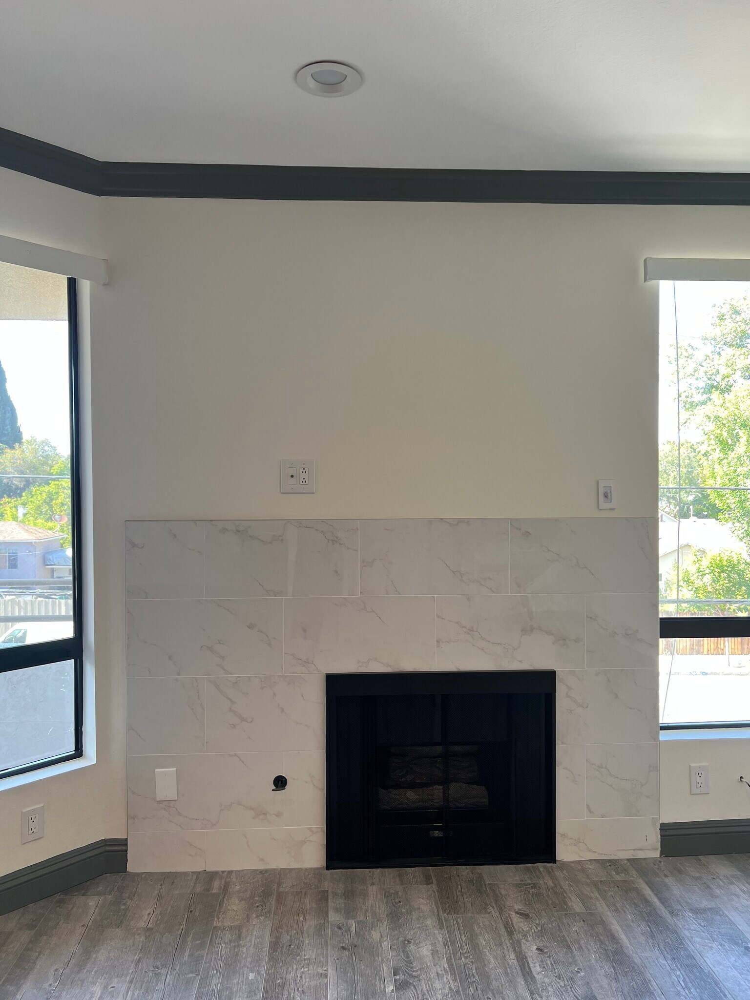 Building Photo - 13920 Moorpark St