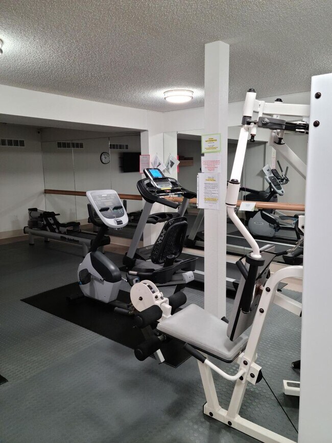 Building Photo - Spacious two bedroom condo!