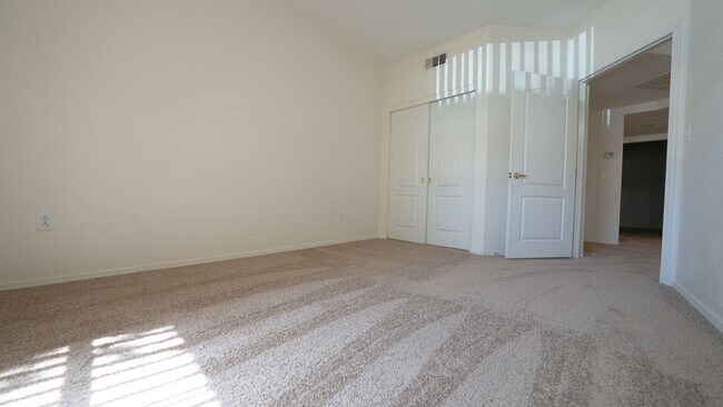 Building Photo - 2 Bedroom 2 Bath Condo with 1 Car Garage