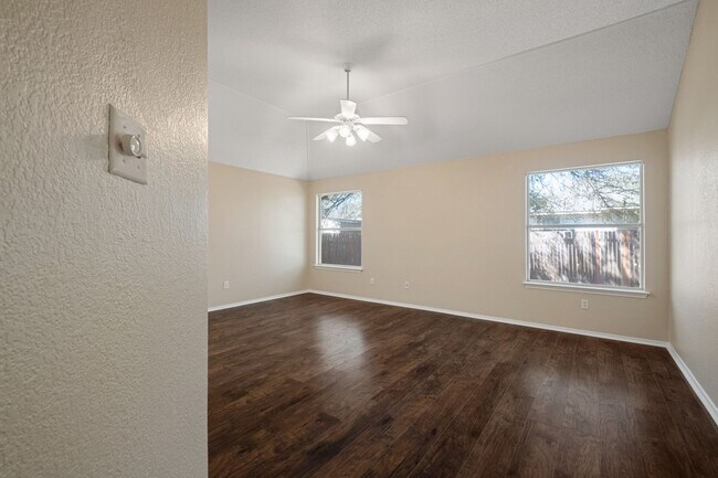 Building Photo - Spacious 4 Bedroom, 2 Bath, 1-Story Home i...