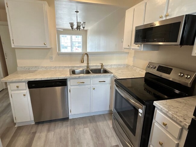 Building Photo - Updated 2 Bed | 2.5 Bath Townhouse in Clay...