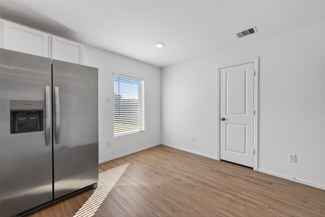 Building Photo - 7402 Clover Chase Dr