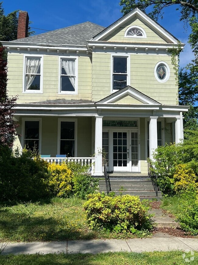 Building Photo - Gorgeous 3 bdrm/2.5 bath newly renovated h...