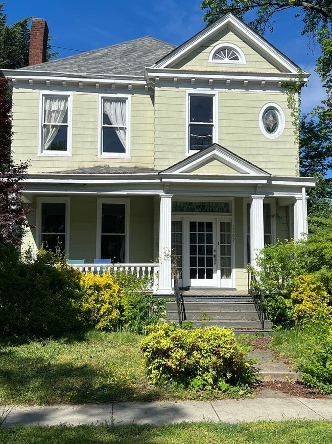 Building Photo - Gorgeous 3 bdrm/2.5 bath newly renovated h...