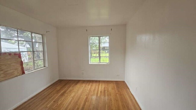 Building Photo - 121 E Riverwood Dr