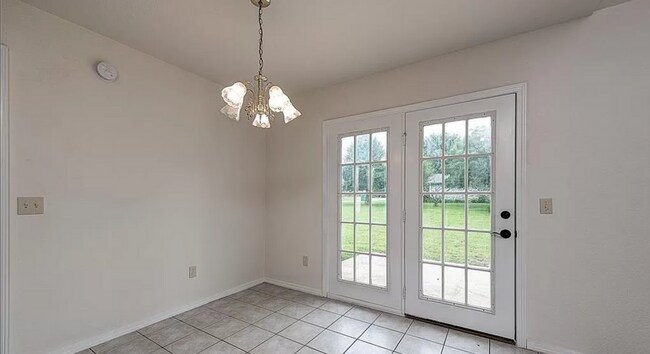 Building Photo - Beautiful 3 Bedroom, 2 Bathroom Home in Ce...