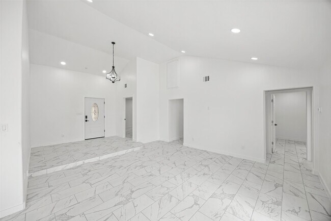 Building Photo - 12831 Nyack Dr