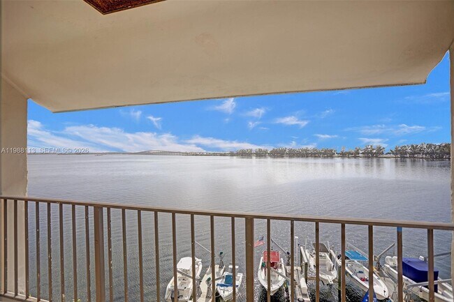 Building Photo - 2201 Brickell Ave