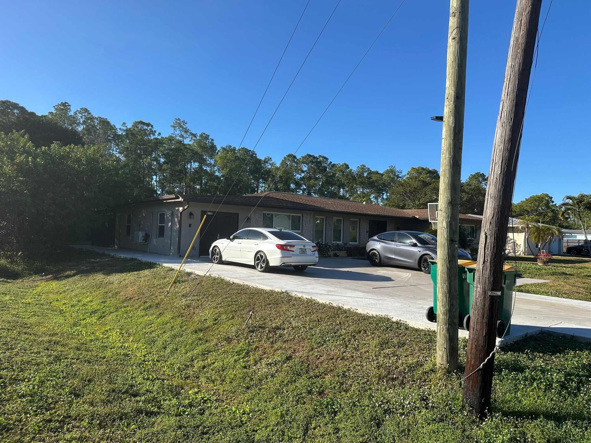 Building Photo - 493 Castle Dr