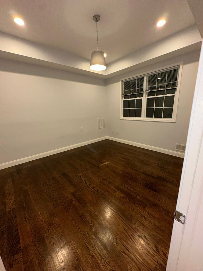 Building Photo - Spacious Modern 1st Floor Apartment w/ Fin...