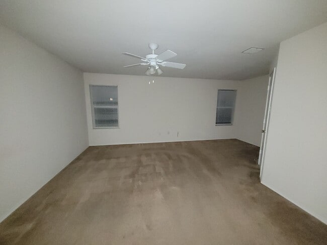 Building Photo - 2 BEDROOM 2 BATHROOM    NO PETS