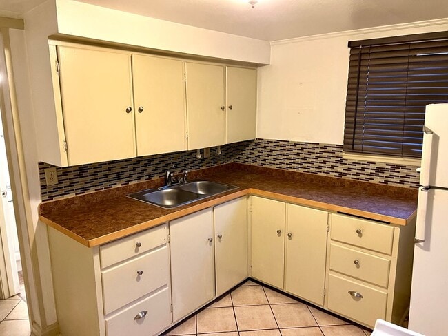 Building Photo - 676 N Davis St