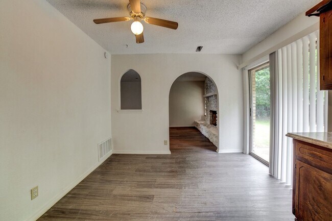 Building Photo - 4 Bed | 2 Bath | Broken Arrow | October