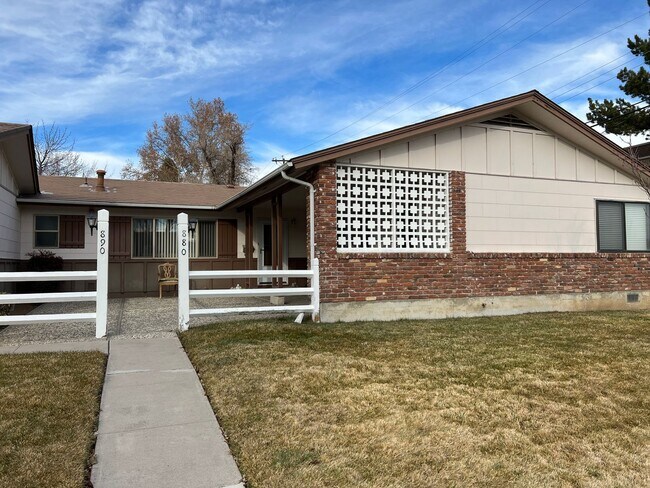 Building Photo - Beautiful 2 bedroom 1 Bath Duplex in Spark...