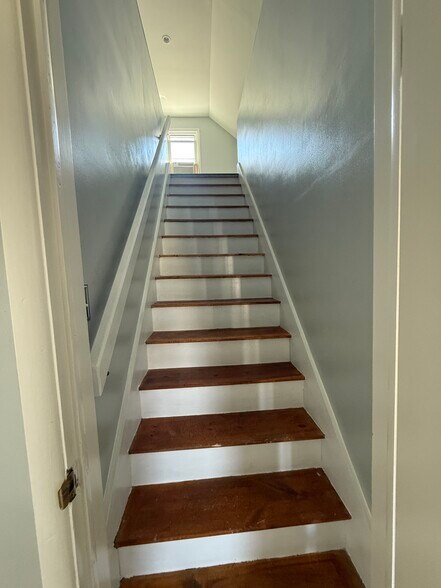 Building Photo - 475 Robinwood Ave