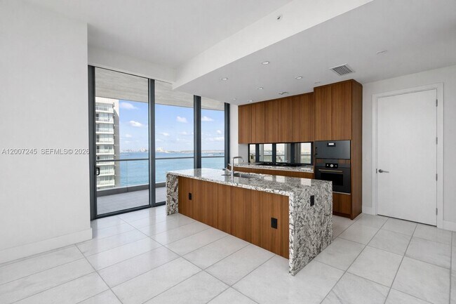 Building Photo - 175 SE 25th Rd