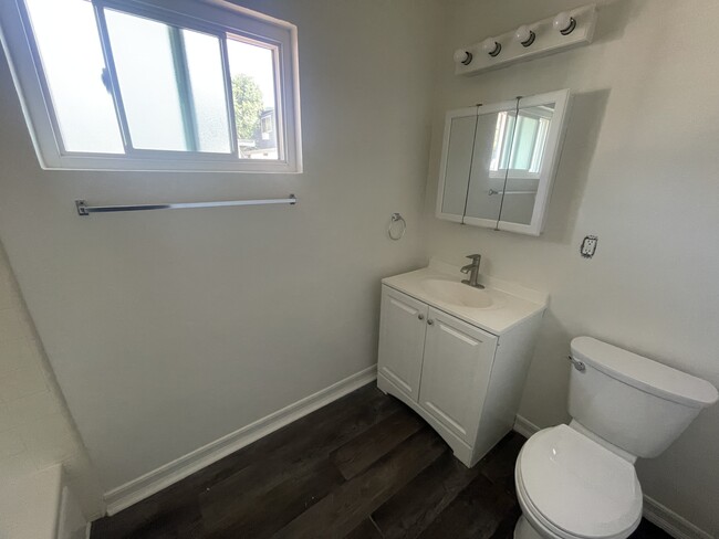 bathroom - 1609 W Paul Rd