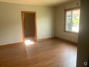 Building Photo - 612 Moczygemba St