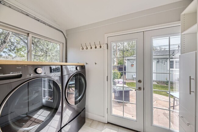 Building Photo - 2BD, 1BA Half-Duplex in Platt Park with Oversized 2-Car Garage