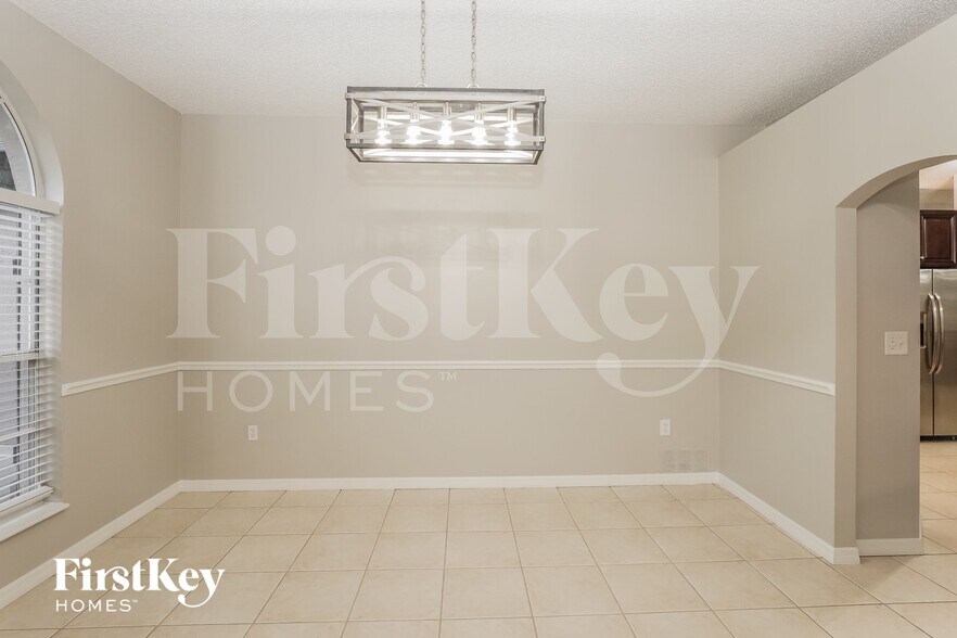 Building Photo - 825 High Pointe Cir