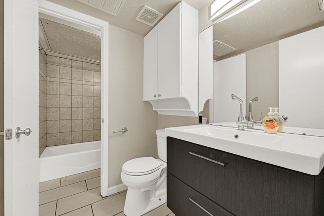 Building Photo - 1817 Commonwealth St