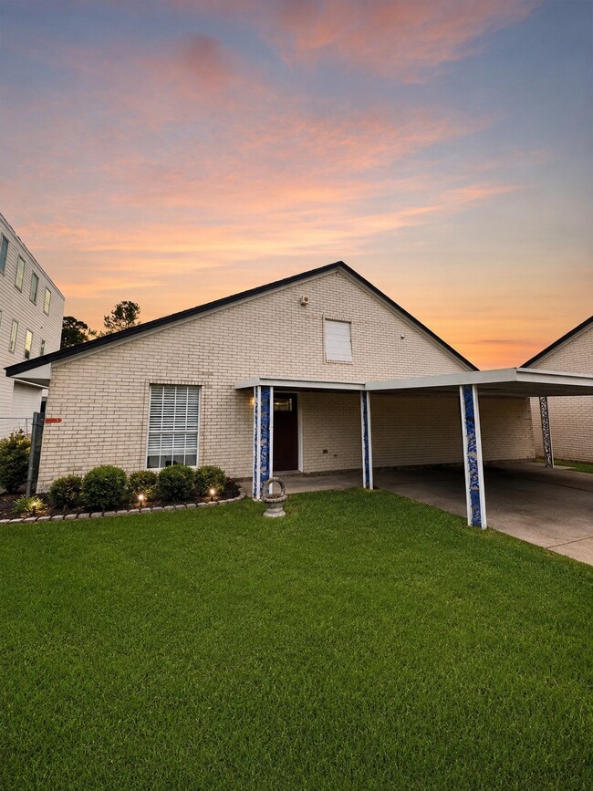 Building Photo - 9009 Tavenor Ln