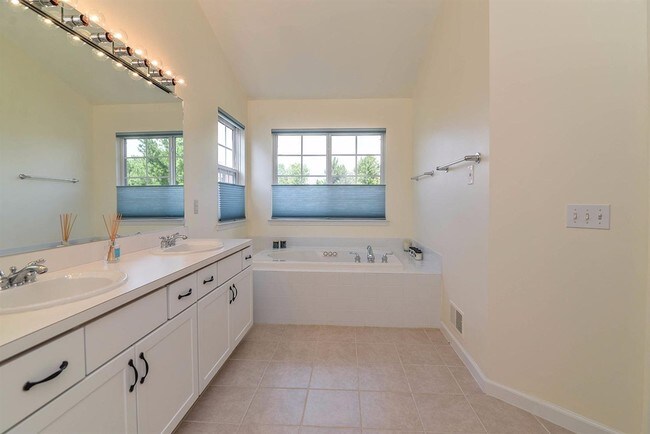 Building Photo - 4993 S Ridgeside Cir